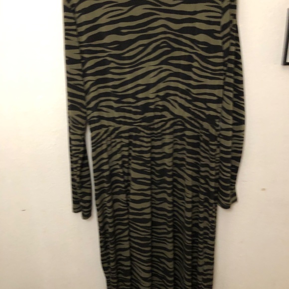 Green and black animal print dress with adjustable tie - Picture 3 of 3